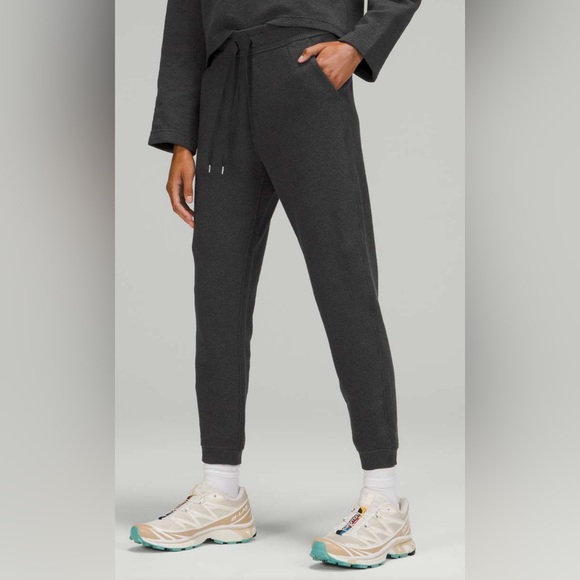 Lululemon Ribbed High-Rise 25” Joggers 7/8 Length In Heathered Black Size 4 - Picture 5 of 15